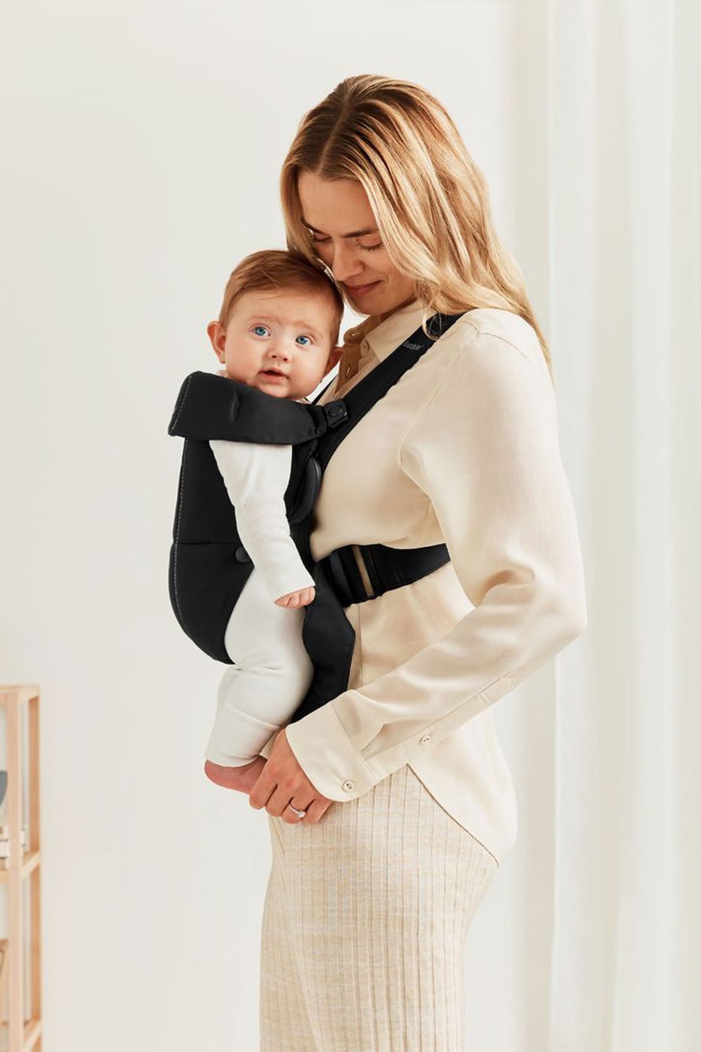 BabyBjorn Baby Carrier Mini- Black (Woven)